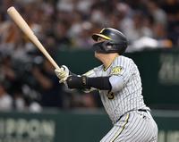 　２回、左中間へソロを放つ大山（撮影・中田匡峻）