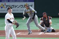 　２回、ソロを放つ大山（撮影・金田祐二）