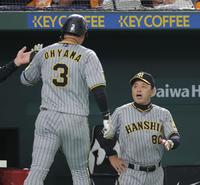 　２回、ソロを放った大山（左）を迎える岡田監督（撮影・西岡正）