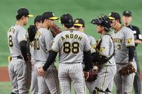 　１回、坂本に先制適時打を浴び、門別（左から２人目）の元に集まる阪神ナイン（撮影・中田匡峻）