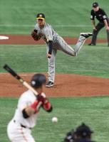 　１回、岡本和に投げ込む門別（撮影・中田匡峻）