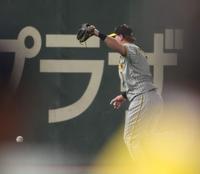 　２回、吉川の打球をエラーする左翼手のノイジー（撮影・中田匡峻）