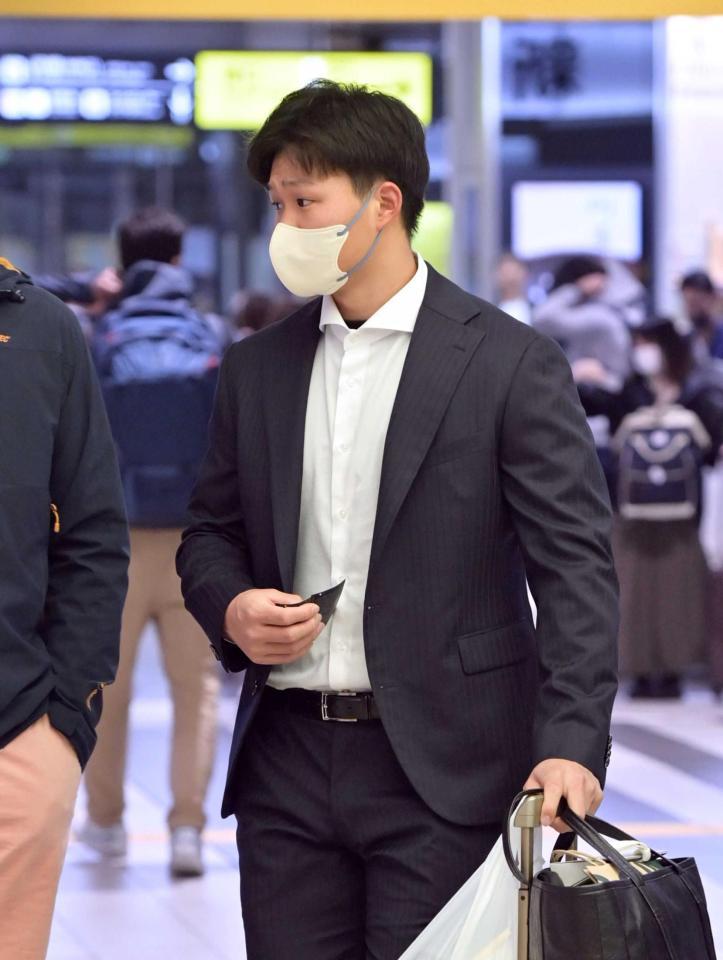 　東京へ移動する森下（撮影・立川洋一郎）