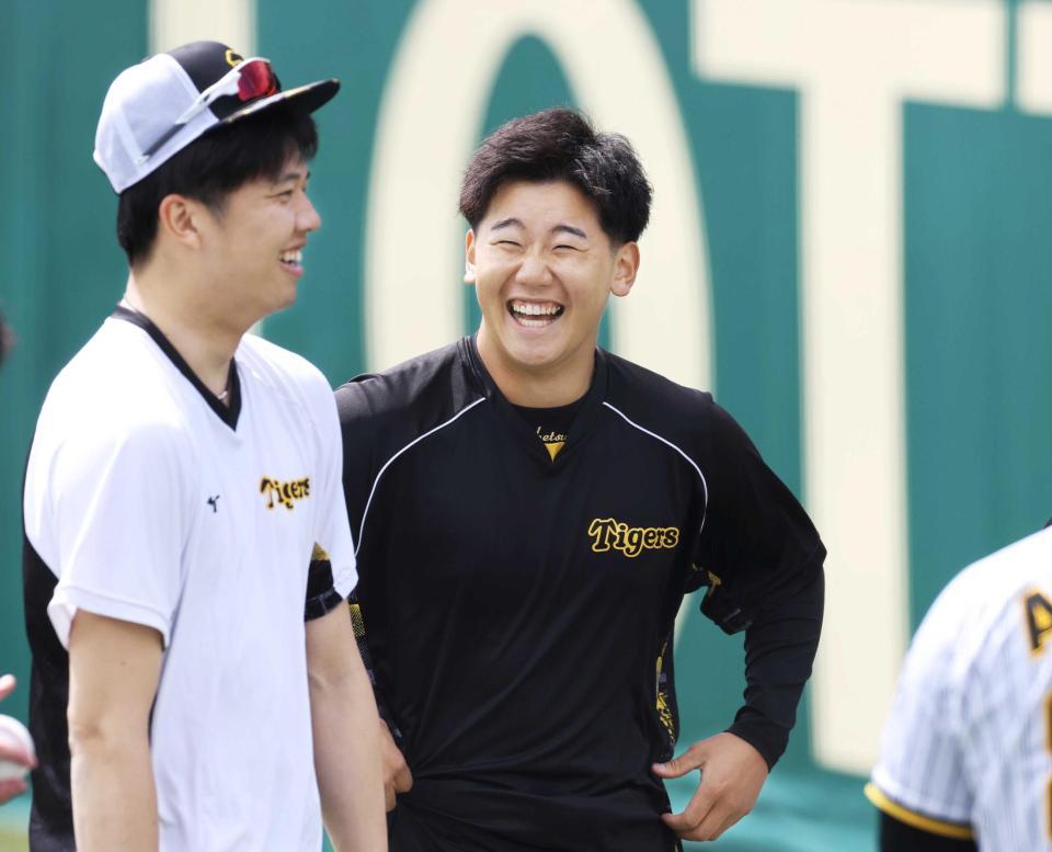 　才木（左）と談笑する門別（撮影・中田匡峻）