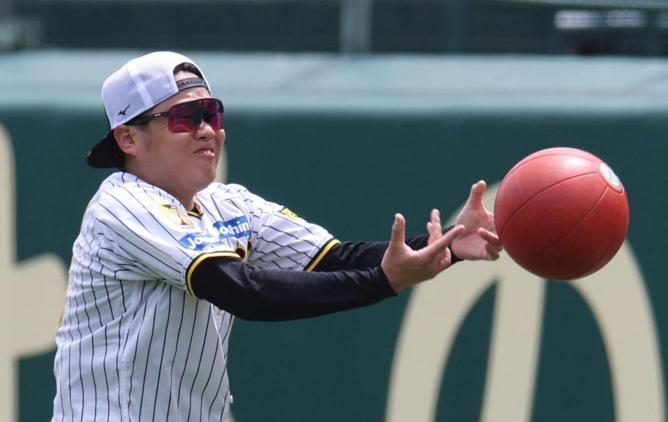 　メディシンボールを使ってトレーニングをする西勇（撮影・中田匡峻）