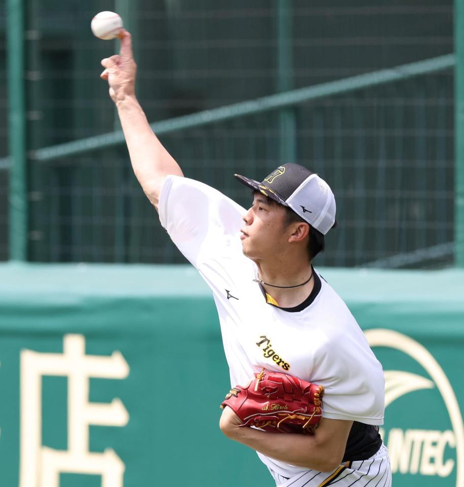 　キャッチボールをする才木（撮影・中田匡峻）