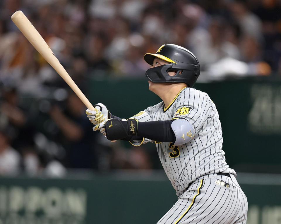 　２回、左中間へソロを放つ大山（撮影・中田匡峻）