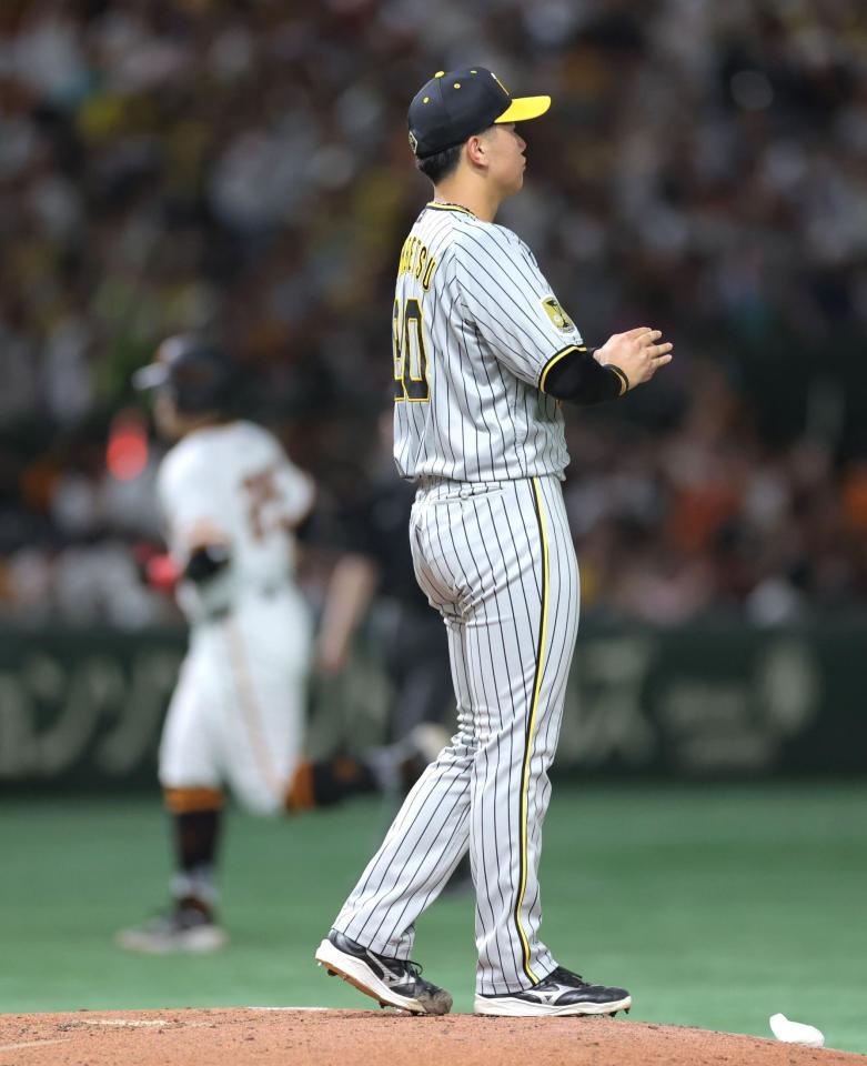 　２回、岡本和（左）に２ランを浴びた門別（撮影・西岡正）