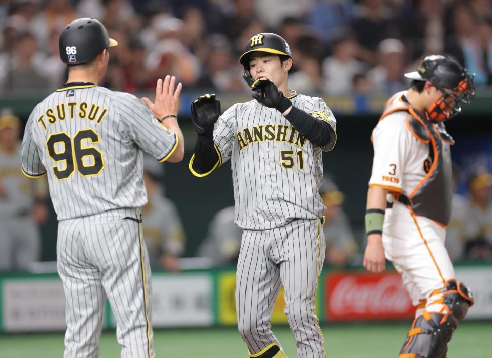 　６回、ソロを放ち、生還する中野（中央）＝撮影・西岡正