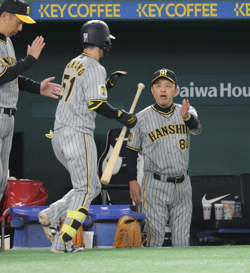 　６回、ソロを放った中野（左）を迎える岡田監督（撮影・西岡正）
