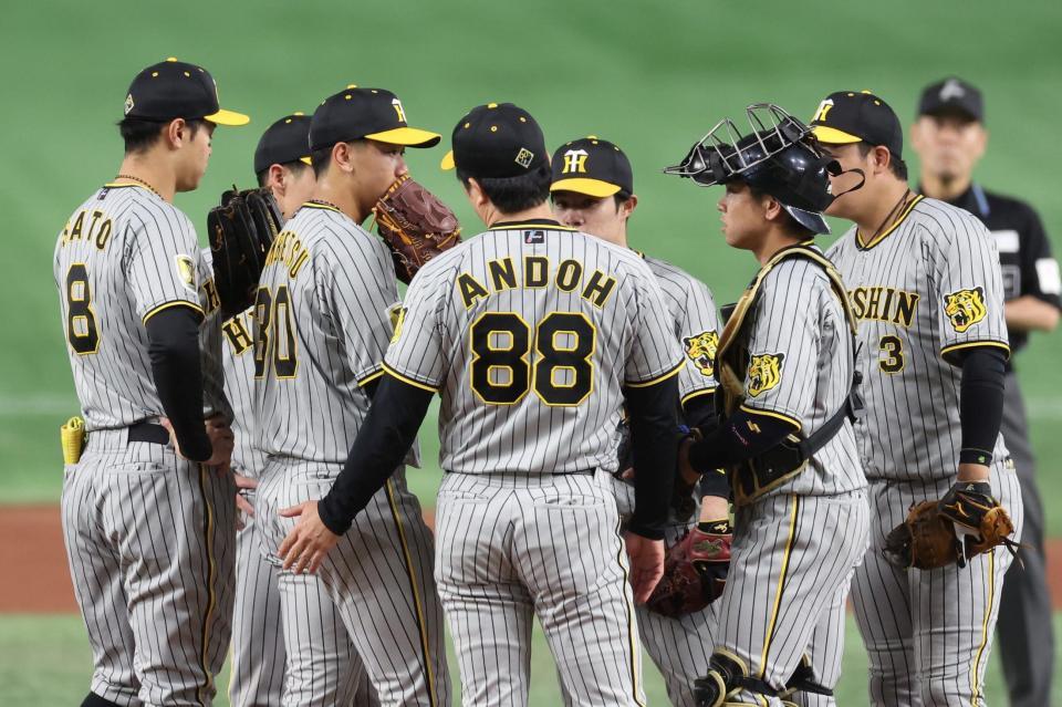 　１回、坂本に先制適時打を浴び、門別（左から２人目）の元に集まる阪神ナイン（撮影・中田匡峻）