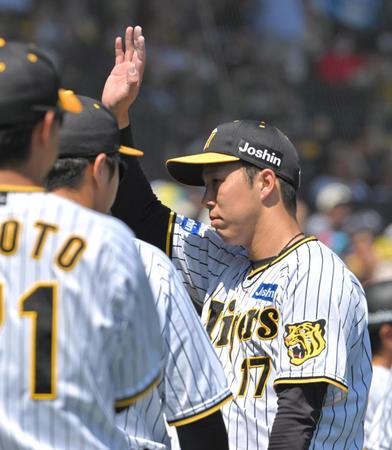 　４回、くふうハヤテ打線を三者凡退に抑え、ファンの声援に応える青柳（撮影・北村雅宏）