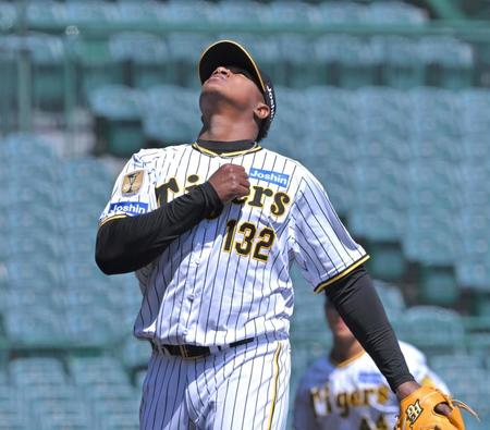 　５回、くふうハヤテ打線を三者凡退に抑え、天を見上げながらベンチに戻るマルティネス（撮影・北村雅宏）