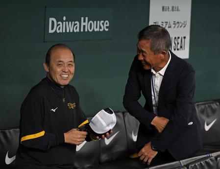 　辻発彦氏（右）と談笑する岡田監督（撮影・中田匡峻）