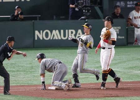 　延長１０回、近本の遊直で一走・木浪が戻れずダブルプレー（撮影・金田祐二）