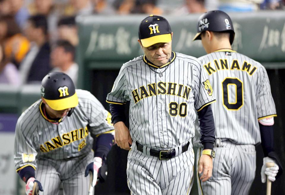 　６回、打席に向かう梅野（左）に声をかけた岡田監督（撮影・中田匡峻）