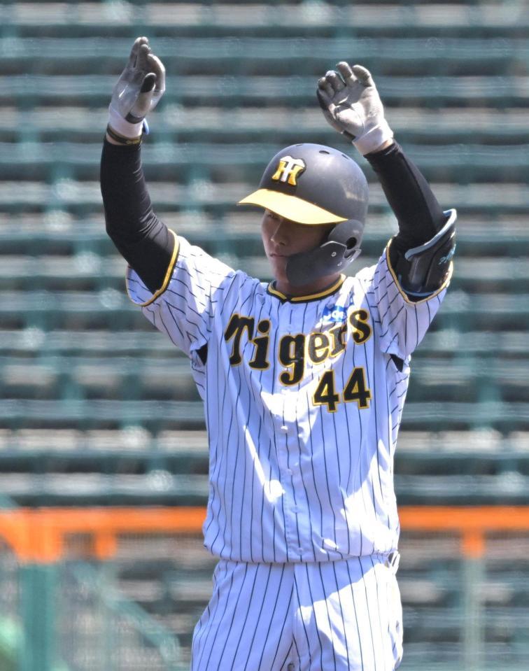 　２回、先制となる適時二塁打を放った戸井は両手を挙げる（撮影・北村雅宏）