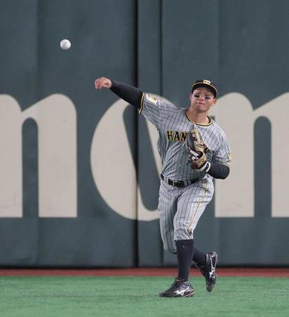 　１回、吉川の二塁打で送球する森下（撮影・西岡正）