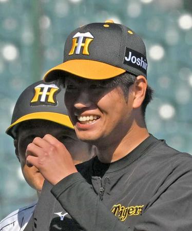 　チームが勝利し、ファンの前であいさつする