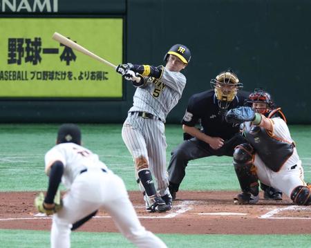 　３回、右越えに先制２ランを放つ近本（撮影・金田祐二）