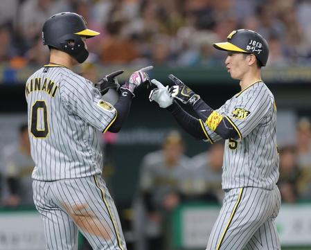 　３回、先制２ランを放ち、木浪（左）とタッチを交わす近本（撮影・西岡正）