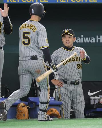 　３回、先制２ランを放った近本（左）を迎える岡田監督（撮影・西岡正）