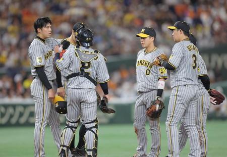 　５回、才木（左端）の元へ集まるナイン（撮影・西岡正）