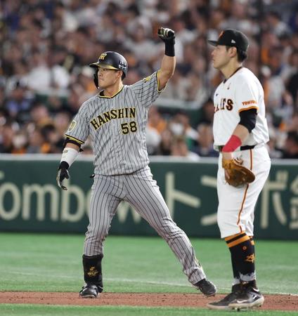 　８回、左前適時打を放ち、拳を上げる前川。右は智弁学園の先輩で一塁手の岡本和（撮影・中田匡峻）