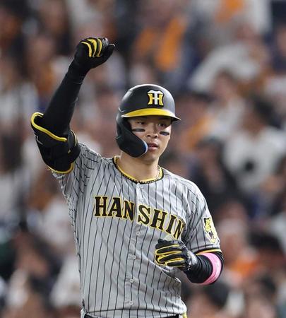 　３回、左前適時打を放ち、拳を突き上げる佐藤輝（撮影・中田匡峻）