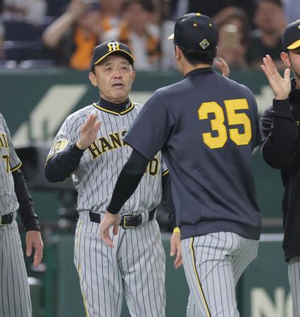 　３勝目を挙げた才木（３５）を迎える岡田監督（撮影・西岡正）