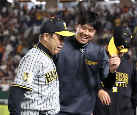 　試合後、才木（右）に言葉をかける岡田監督（撮影・中田匡峻）