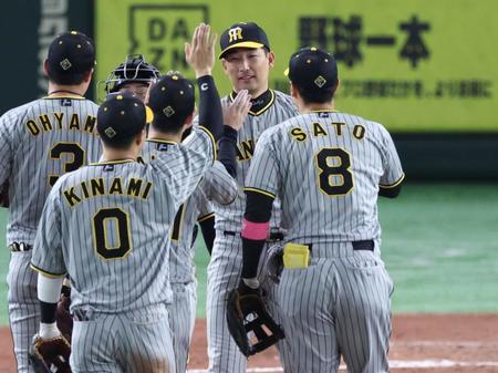 　最後を締め笑顔の岩崎（中央）＝撮影・金田祐二