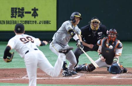　８回、左前適時打を放つ前川（撮影・金田祐二）