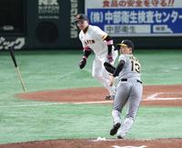 　８回、丸に同点適時打を浴びる岩崎（撮影・金田祐二）