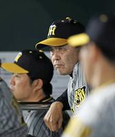 　８回、ベンチから戦況を見守る岡田監督
