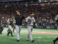 　吉川にサヨナラ打を浴びた島本。左は西勇