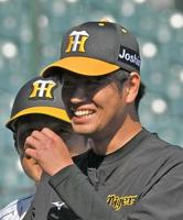 　チームが勝利し、ファンの前であいさつする