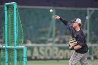 　試合前練習でマウンドから投球するノイジー（撮影・西岡正）