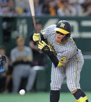 　８回、死球を受ける森下（撮影・西岡正）