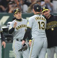 　最後を締めた岩崎（１３）を迎える岡田監督（撮影・西岡正）