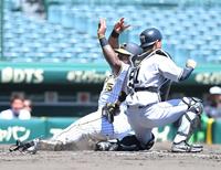 　２回、中川の犠牲フライで生還するミエセス（左）＝撮影・石井剣太郎