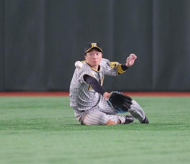 阪神 先制弾の近本が超絶ダイビングキャッチ 地上スレスレで間一髪の捕