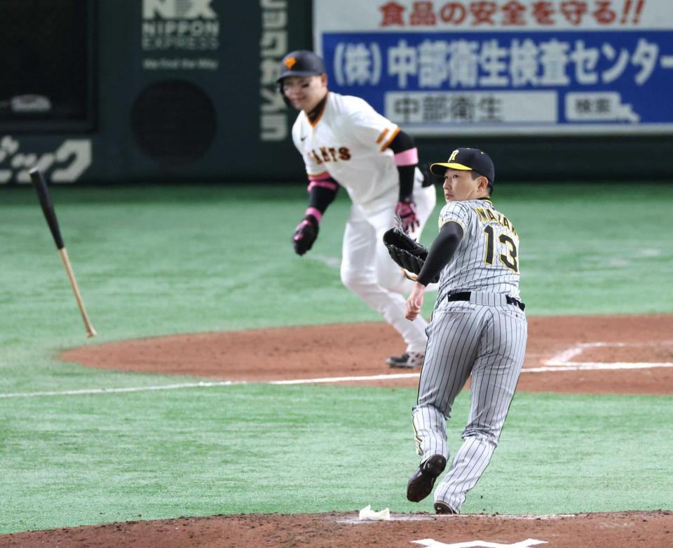 　８回、丸に同点適時打を浴びる岩崎（撮影・金田祐二）