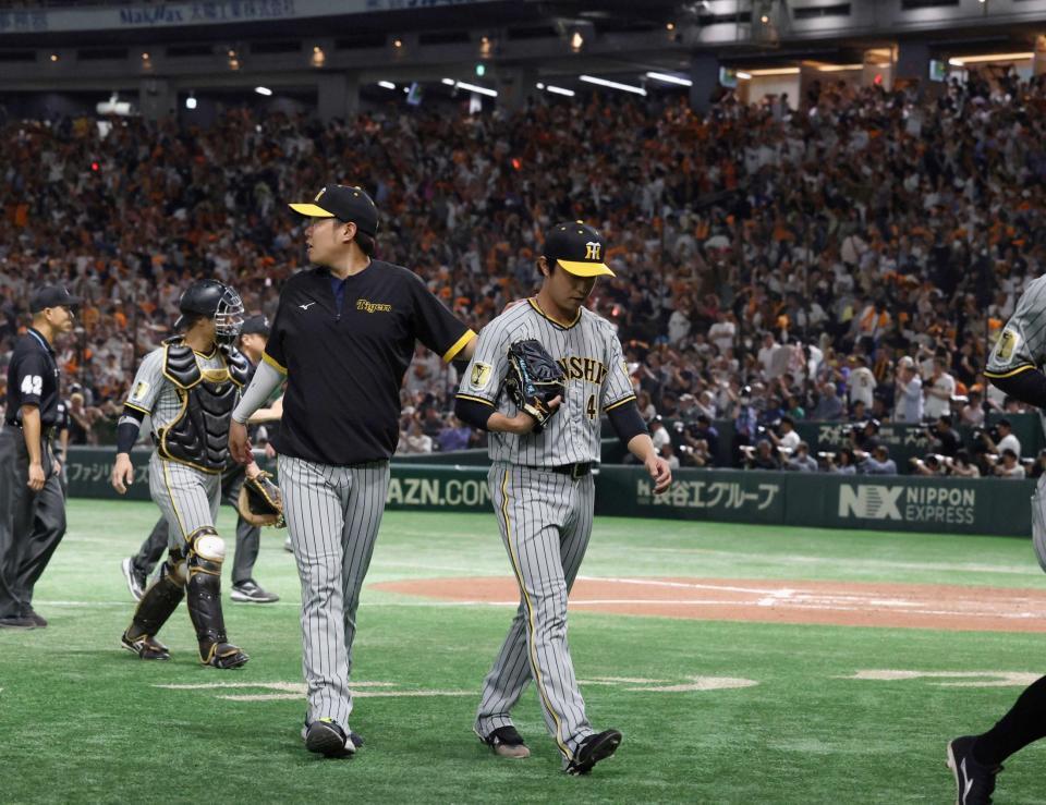 　吉川にサヨナラ打を浴びた島本。左は西勇