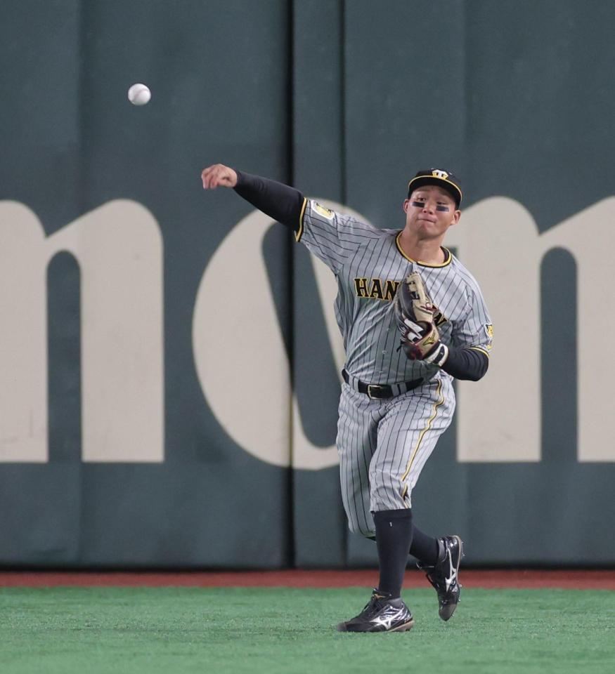 　１回、吉川の二塁打で送球する森下（撮影・西岡正）