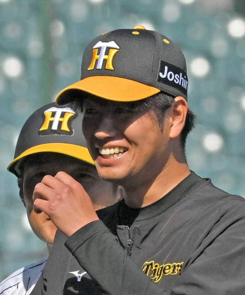 　チームが勝利し、ファンの前であいさつする