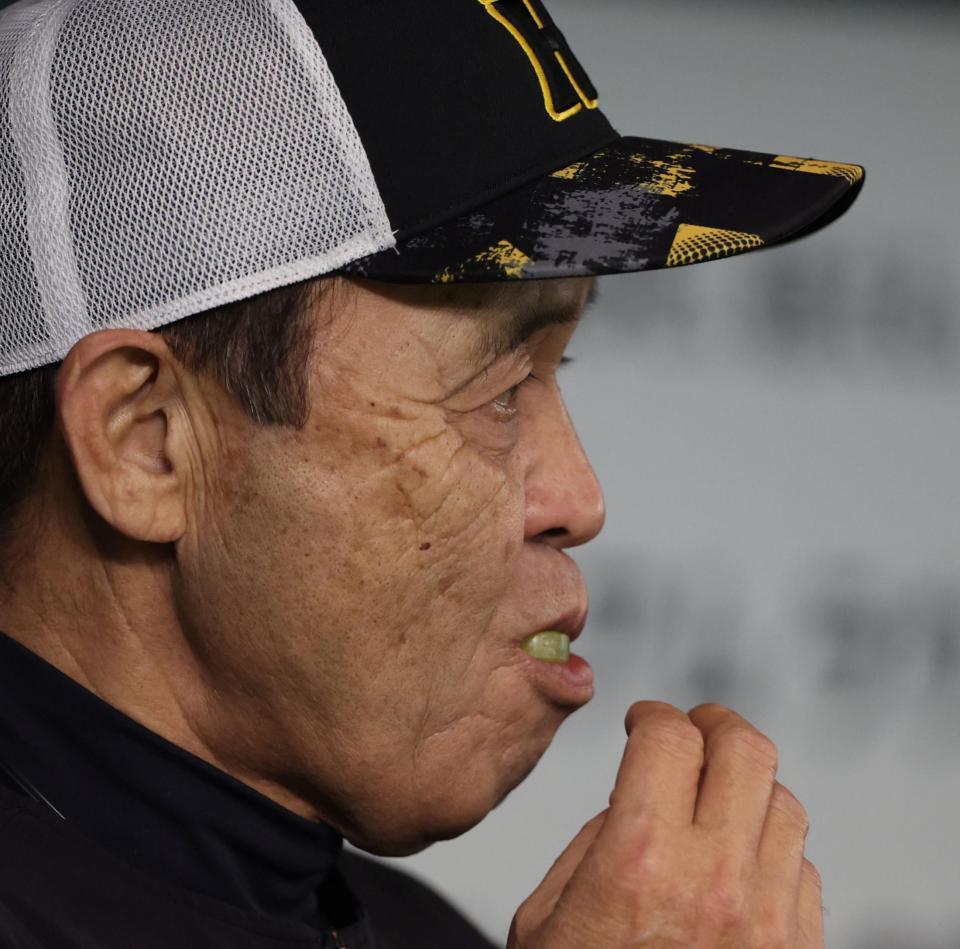 　飴を食べる岡田監督（撮影・中田匡峻）