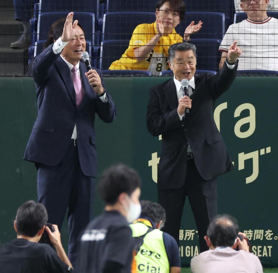 　ＯＢ戦の告知をする阪神ＯＢ会長・川藤幸三氏（右）と巨人ＯＢ会長・中畑清氏（撮影・金田祐二）