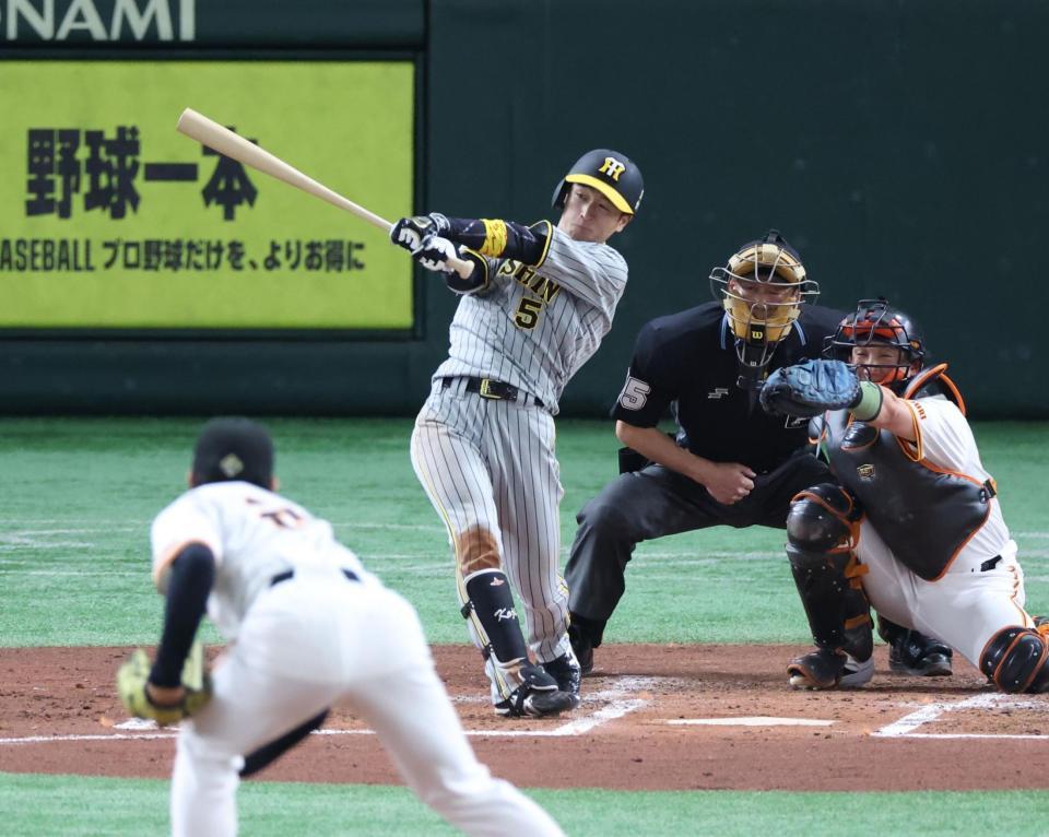 　３回、右越えに先制２ランを放つ近本（撮影・金田祐二）