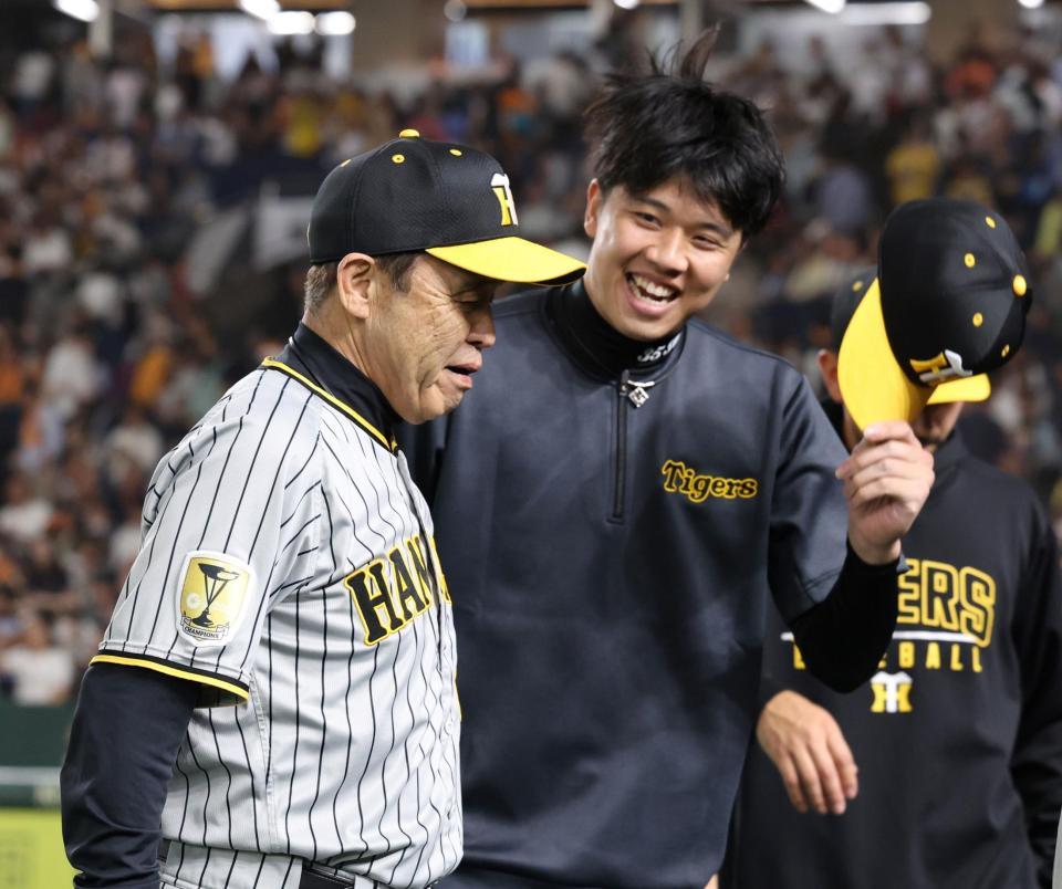 　試合後、才木（右）に言葉をかける岡田監督（撮影・中田匡峻）